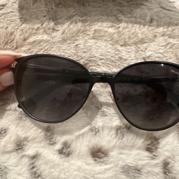 Versace - Picture 2 of 3